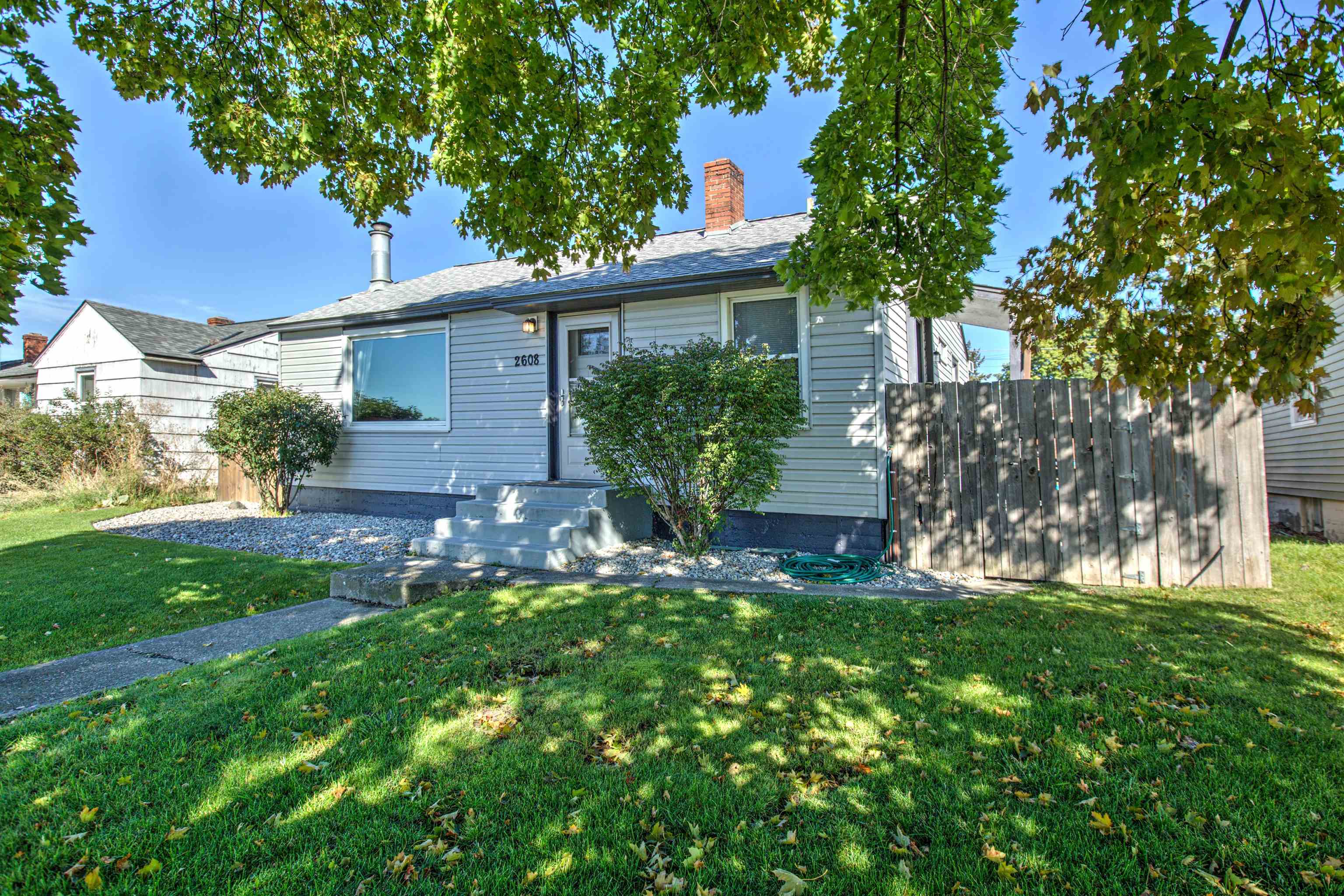 2608 W Wellesley Ave — photo