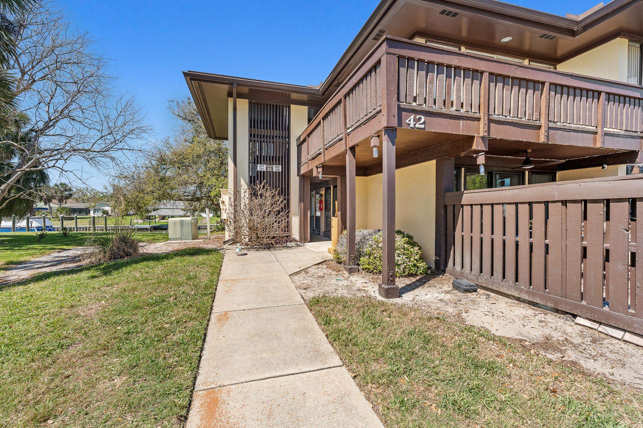 42 Club House Drive — photo