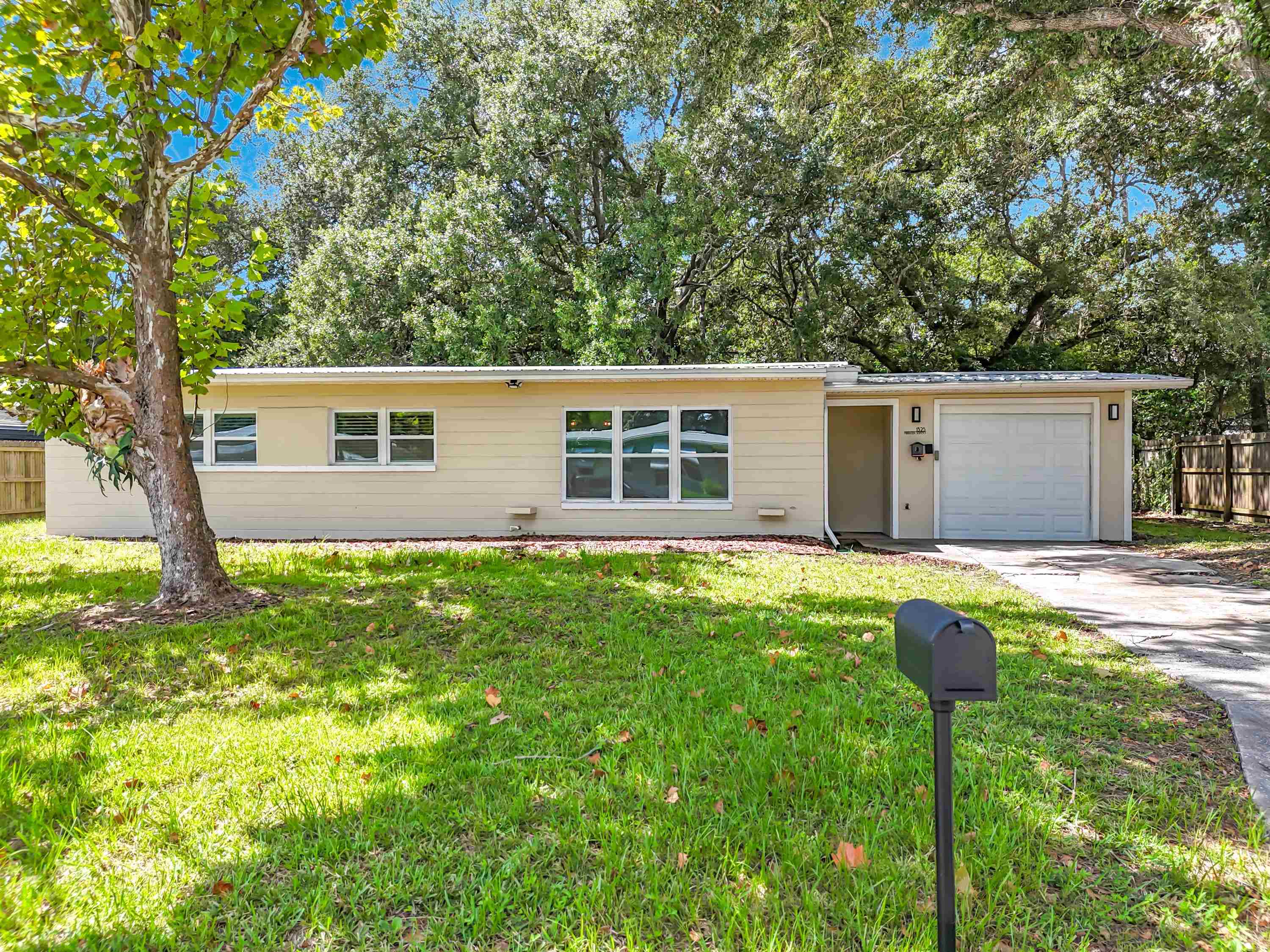 1325 Hibiscus St — photo