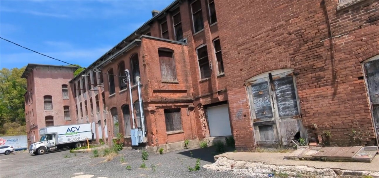 292 E School Street — photo