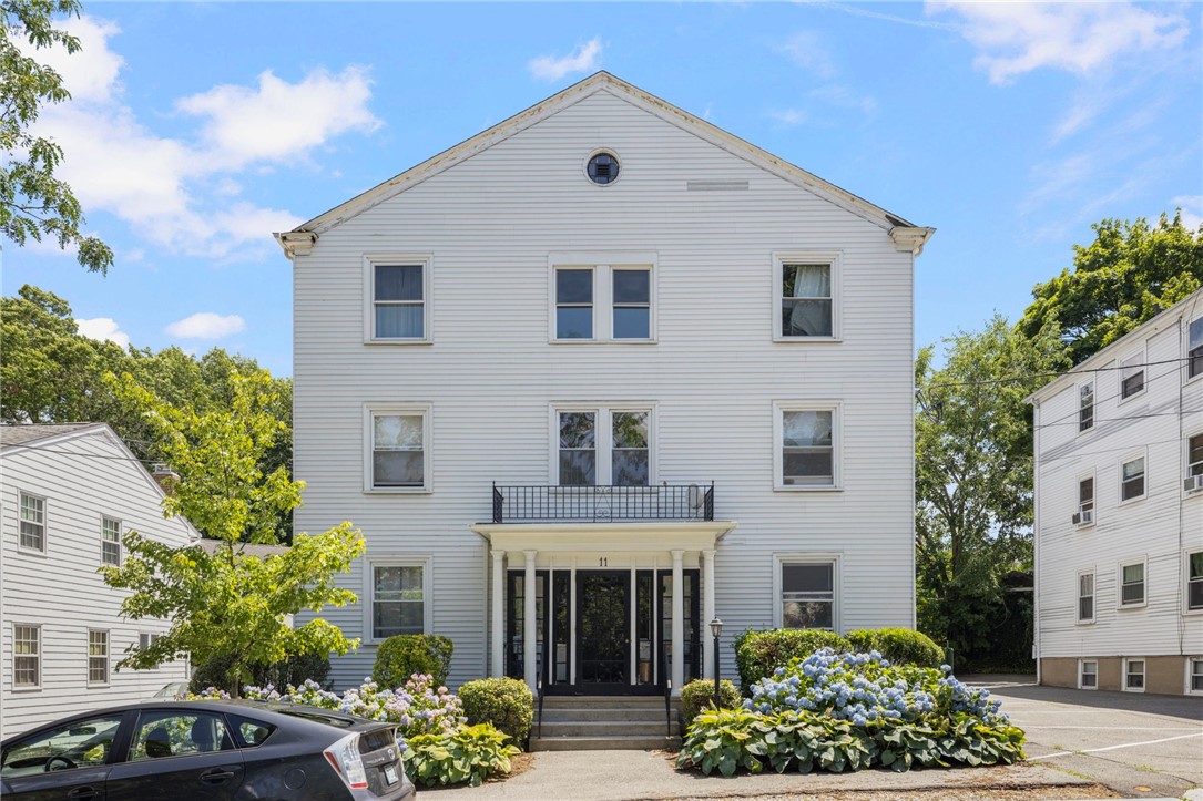 11 North Avenue 7 — photo