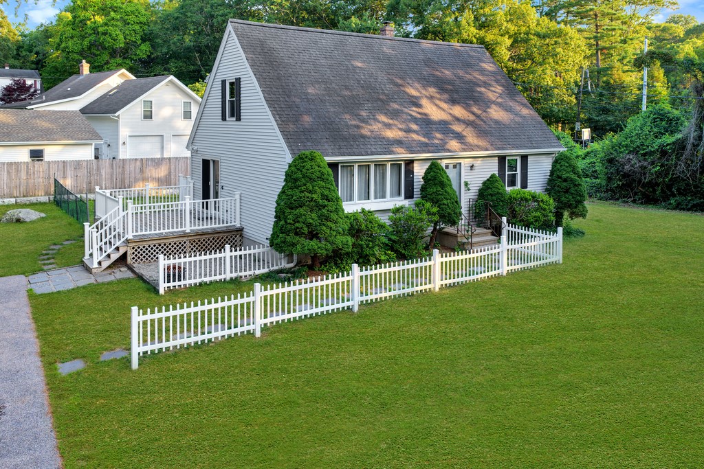 208 Winnapaug Road — photo