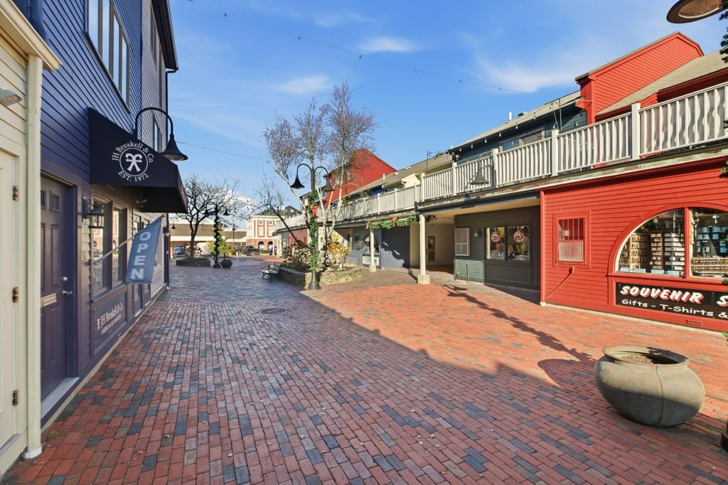 214 Goddard Row — photo