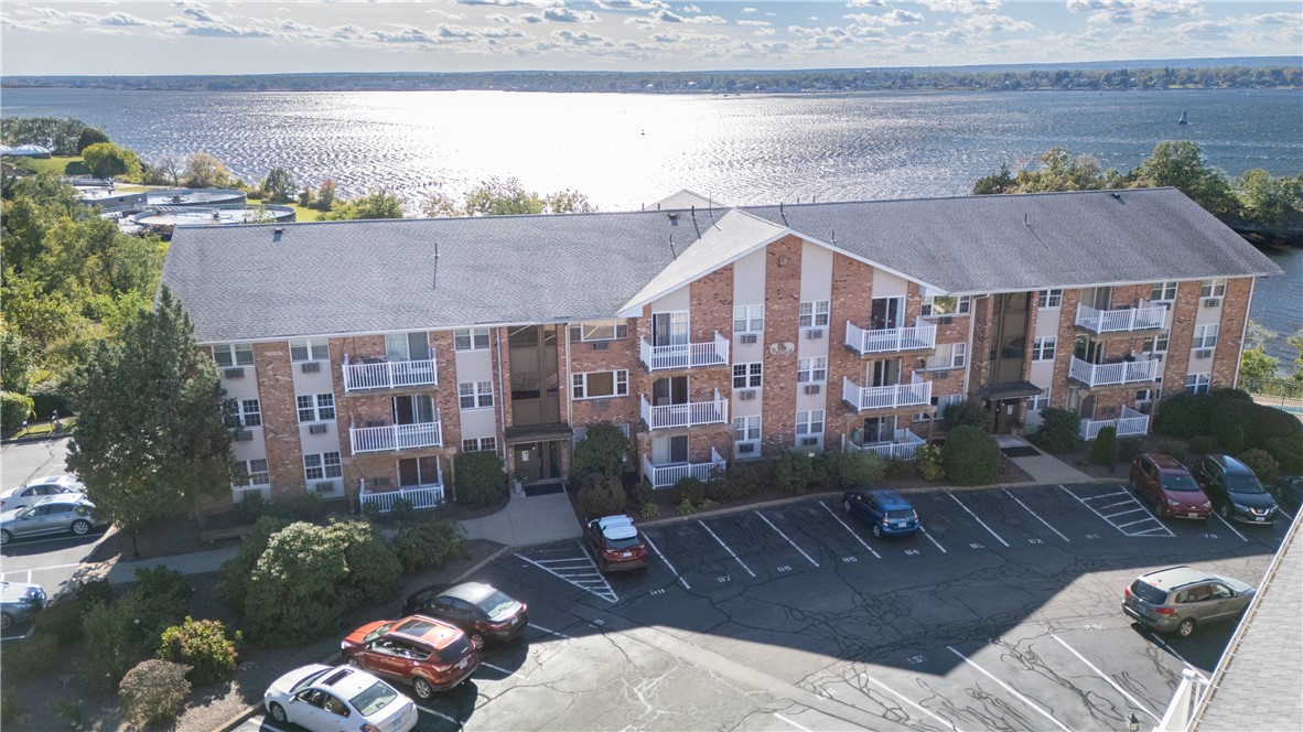 37 Bullocks Point Avenue Unit 1B — photo
