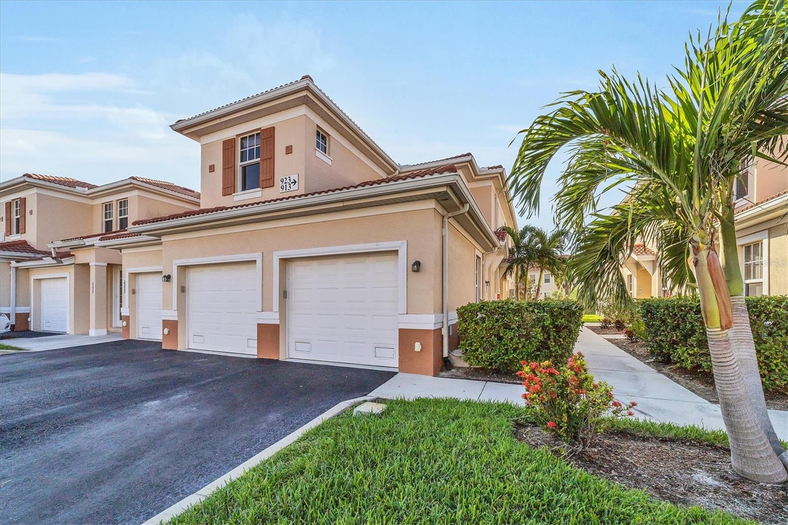 240 W End Drive 923 — photo