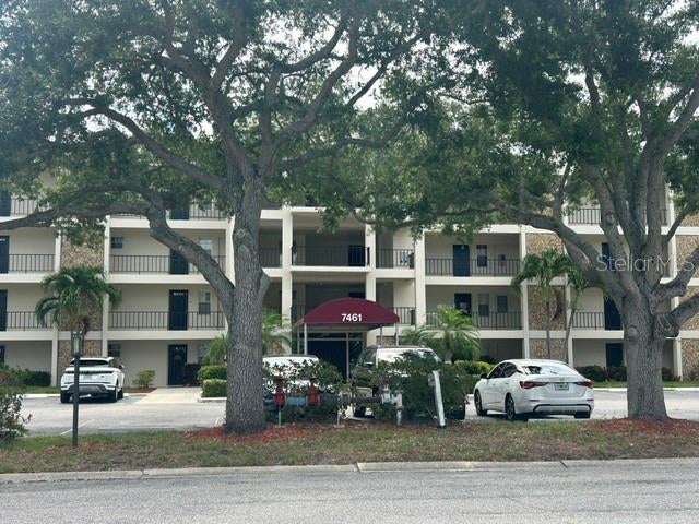 7461 W Country Club Drive N 402 — photo