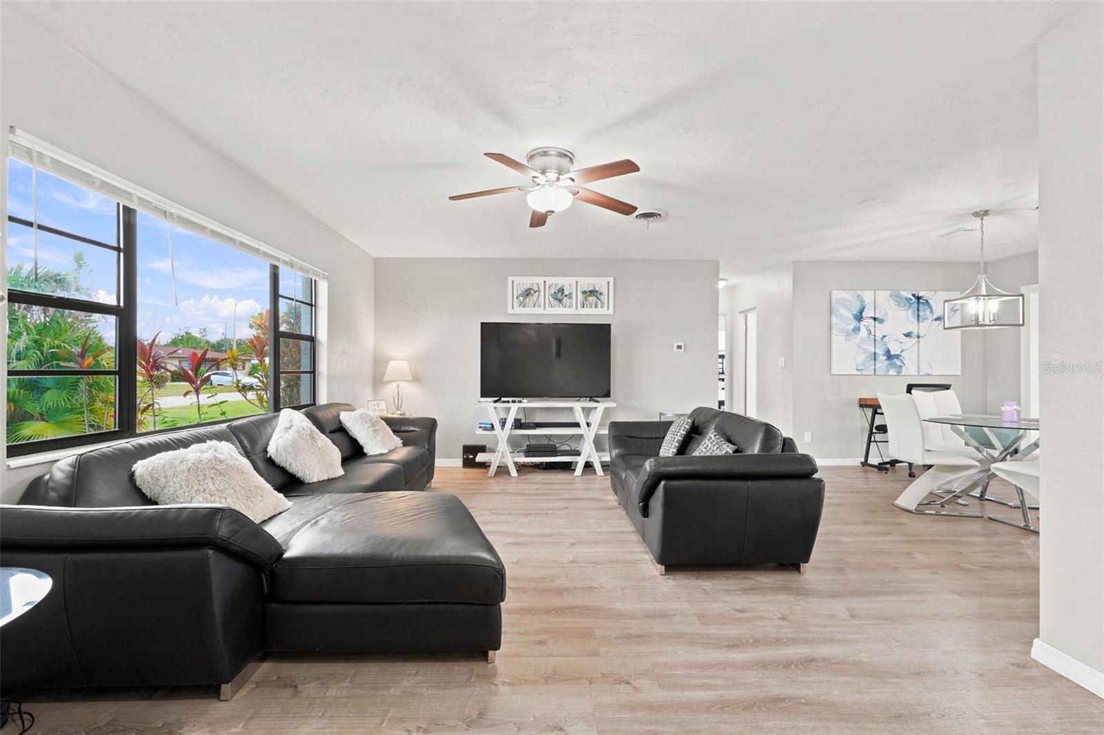 Home in VENICE, FL 34293 — photo 2