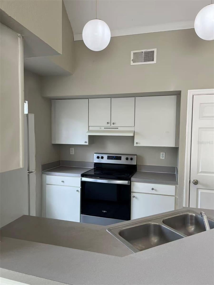 Home in TAMPA, FL 33626 — photo 2