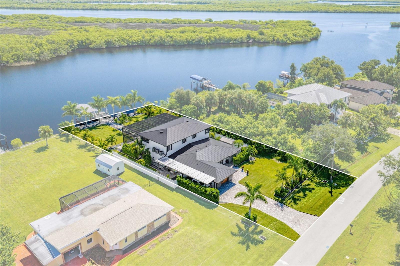 2424 Harbour Drive — photo
