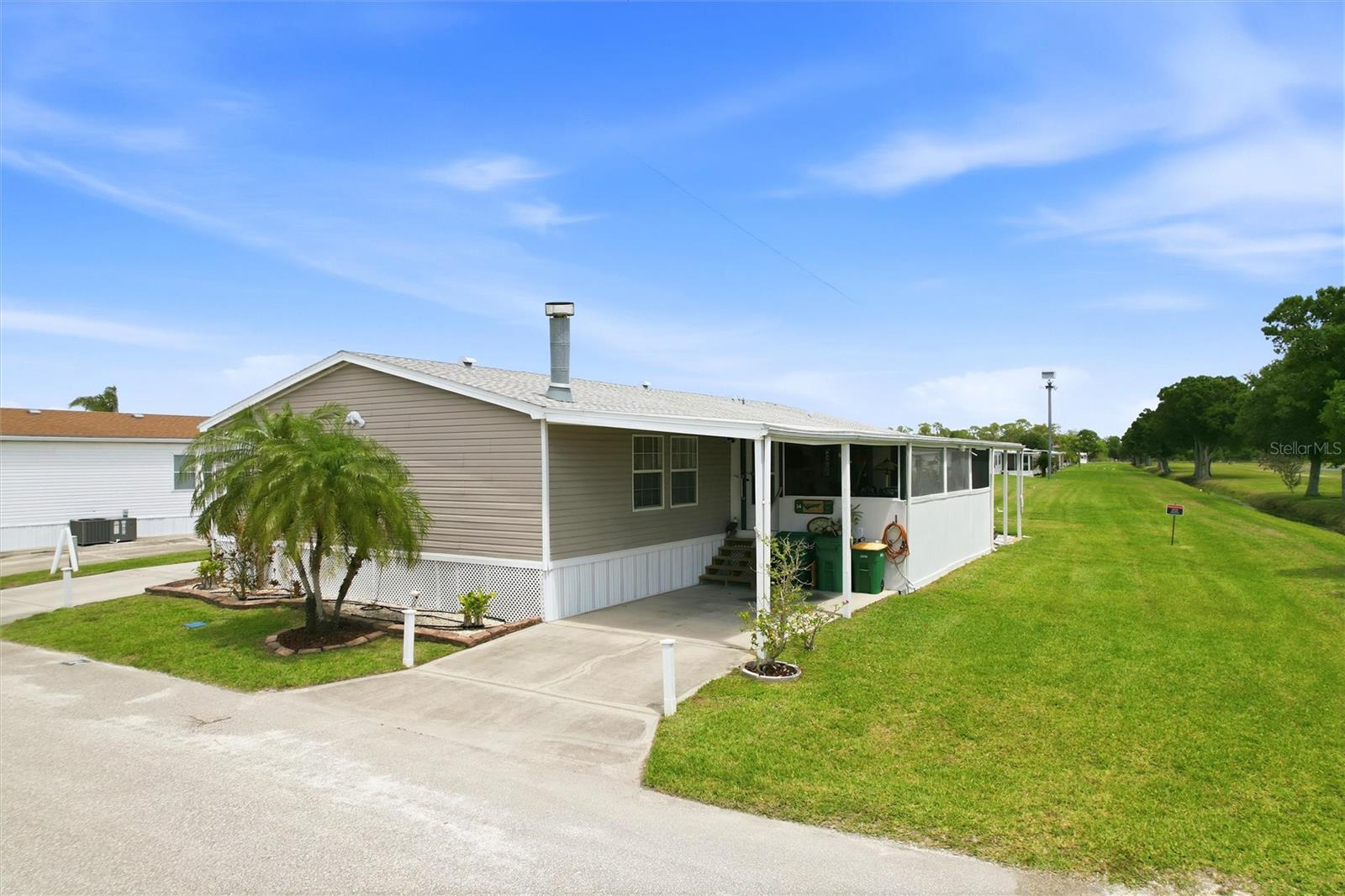 184 W Manatee Loop — photo