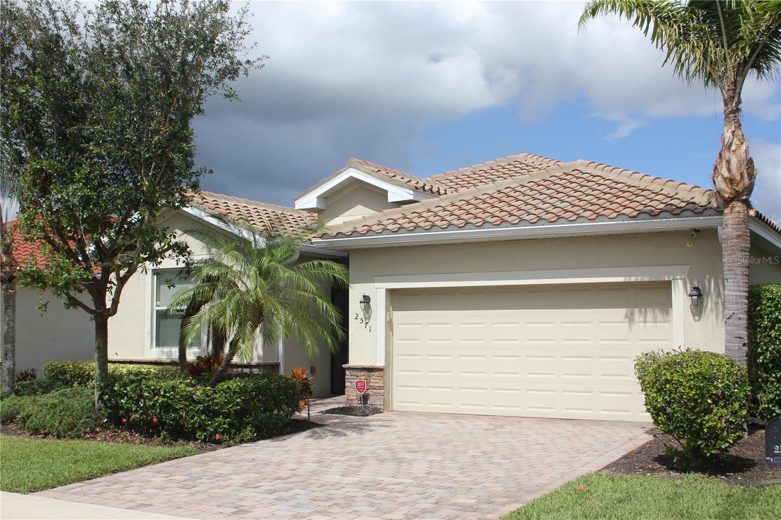 2571 Laurentina Lane — photo