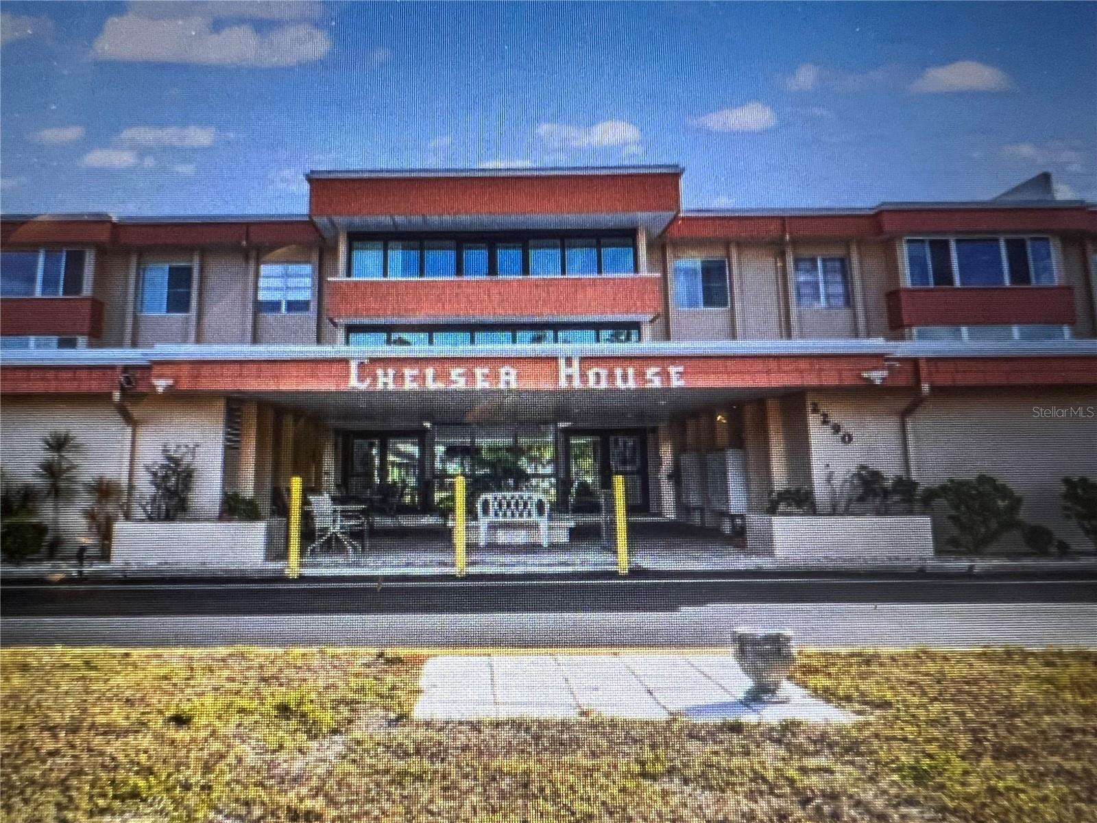 2290 Aaron Street 207 — photo