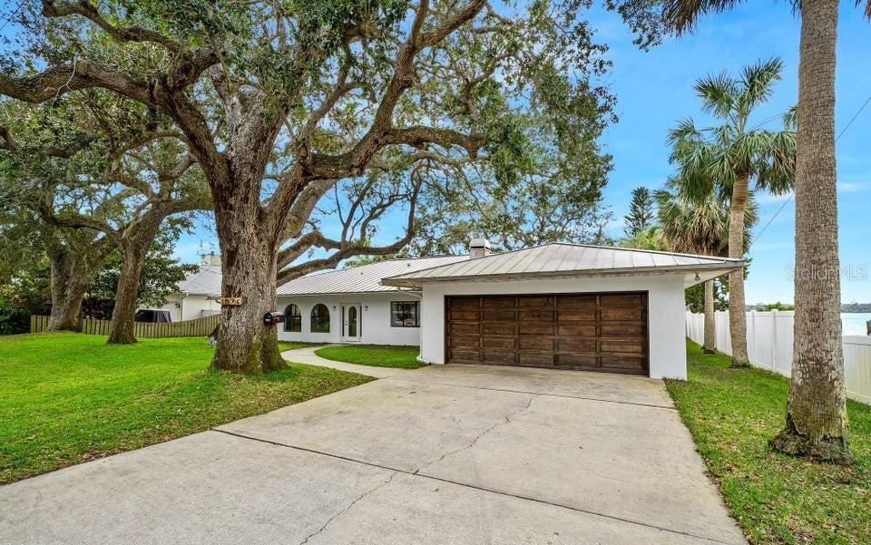 1596 John Anderson Drive — photo