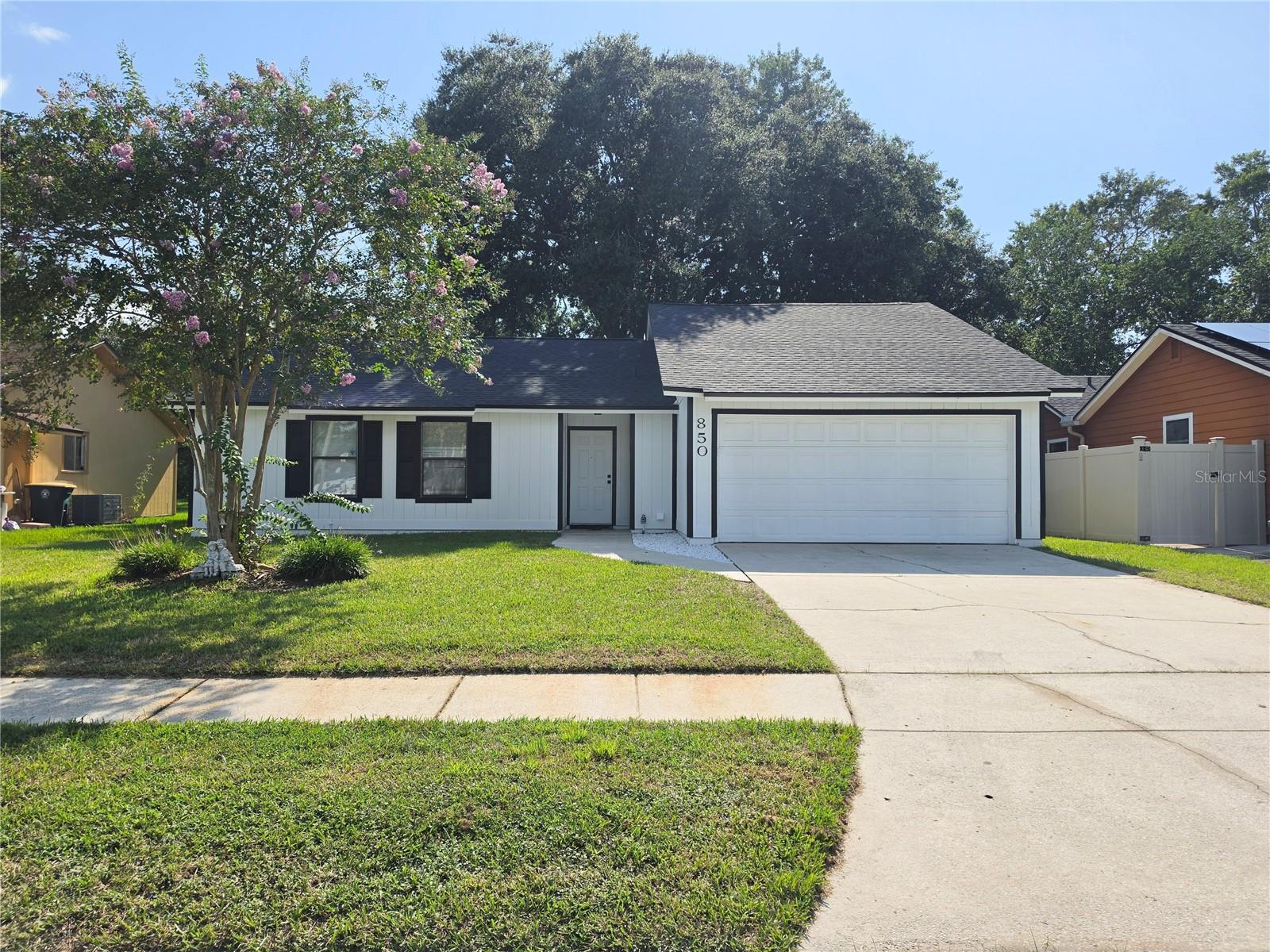 850 Aries Road W — photo
