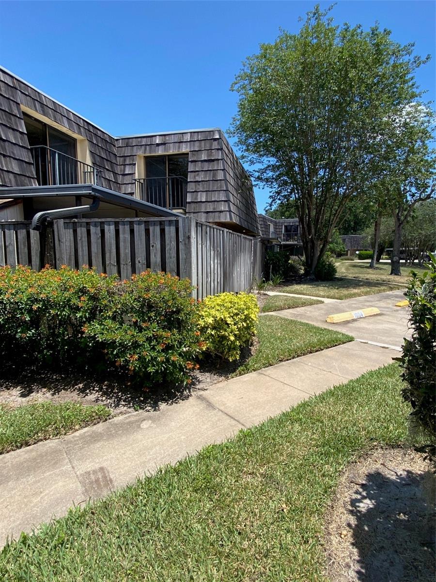 1004 Royal Oak Boulevard — photo