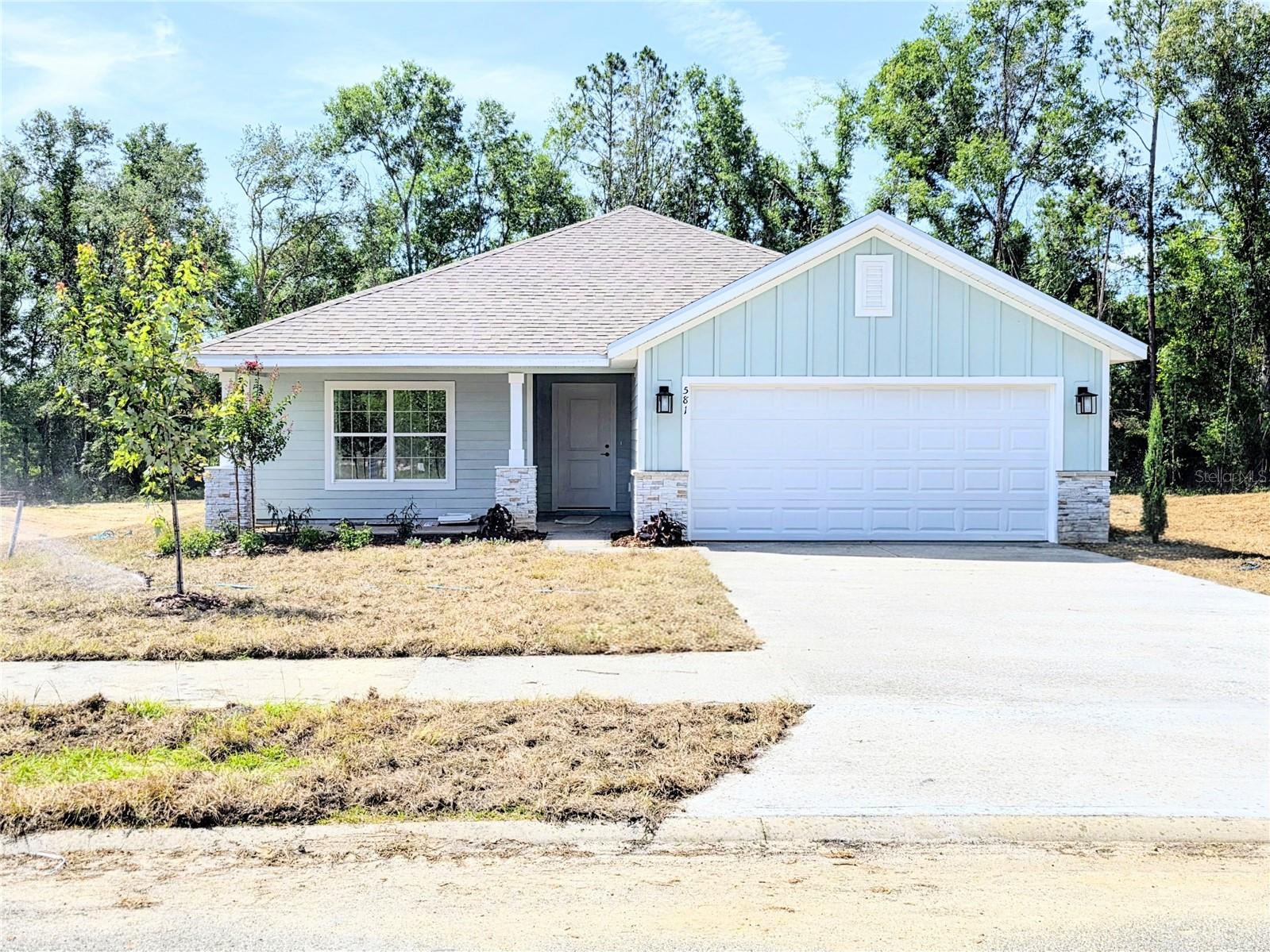 581 SW Bellflower Drive — photo