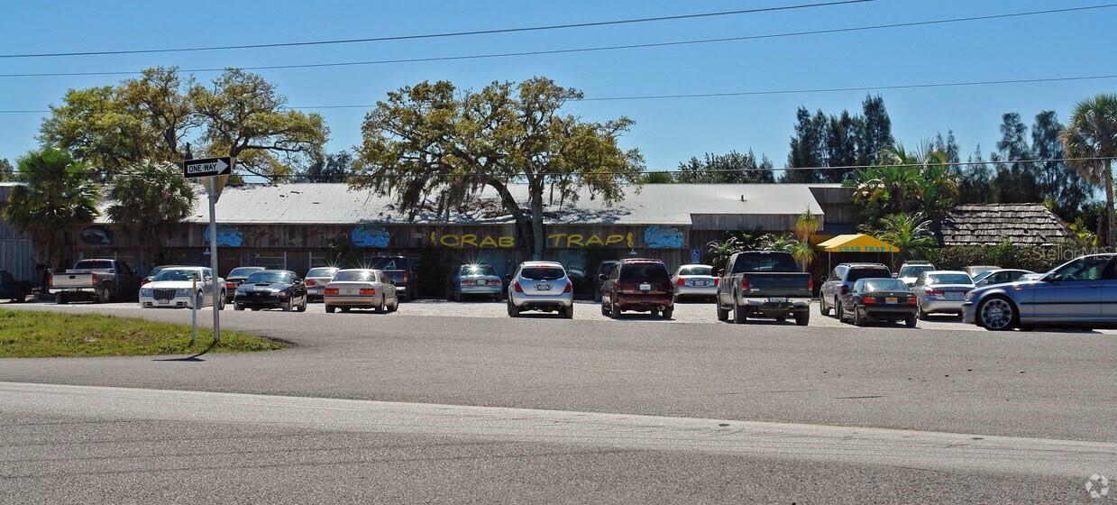 5611 US Highway 19 — photo