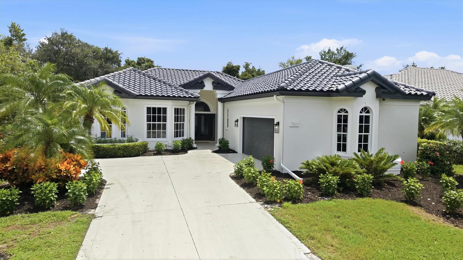 7825 Wilton Crescent Cir — photo