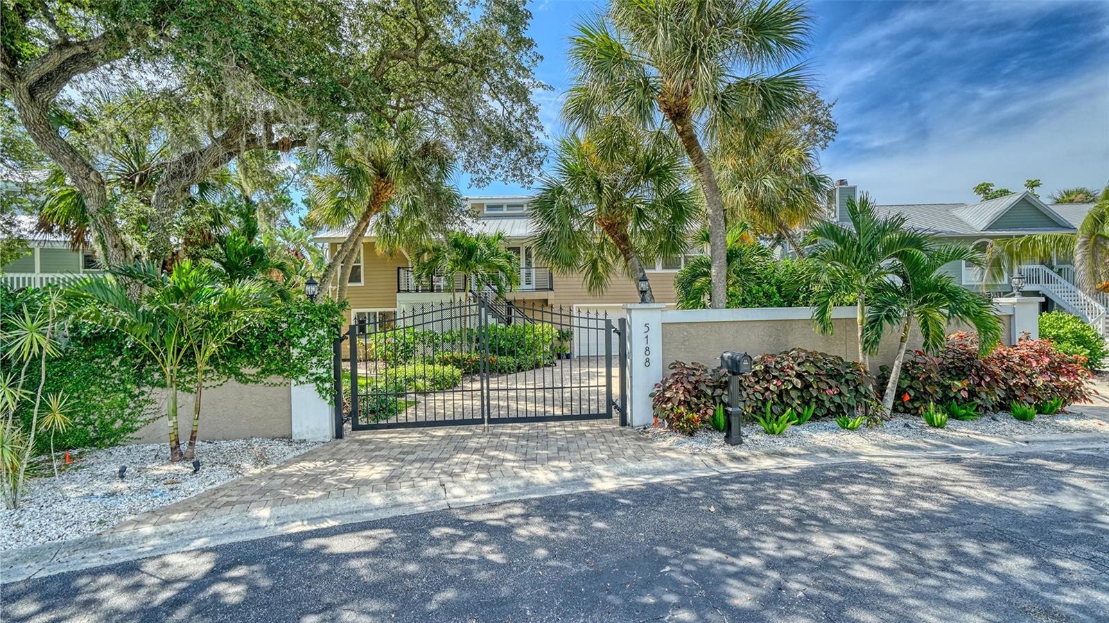 Home in Sarasota, FL 34242 — photo 2