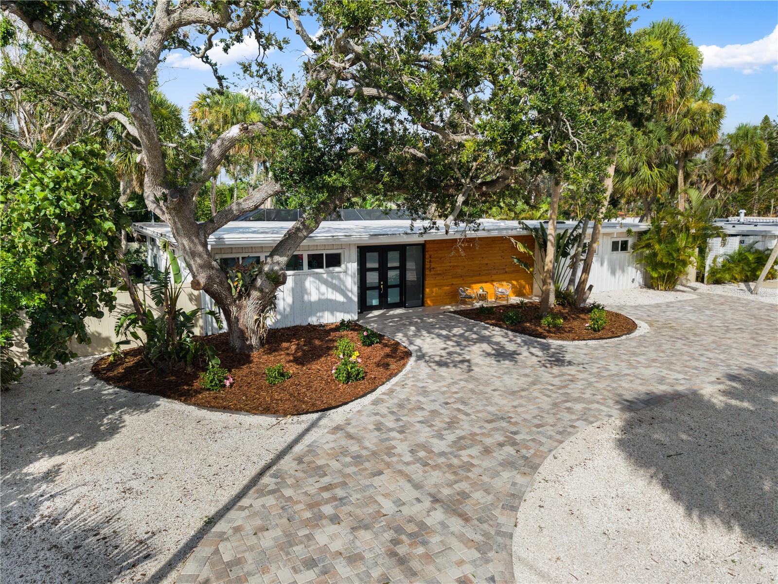 4879 Commonwealth Dr — photo