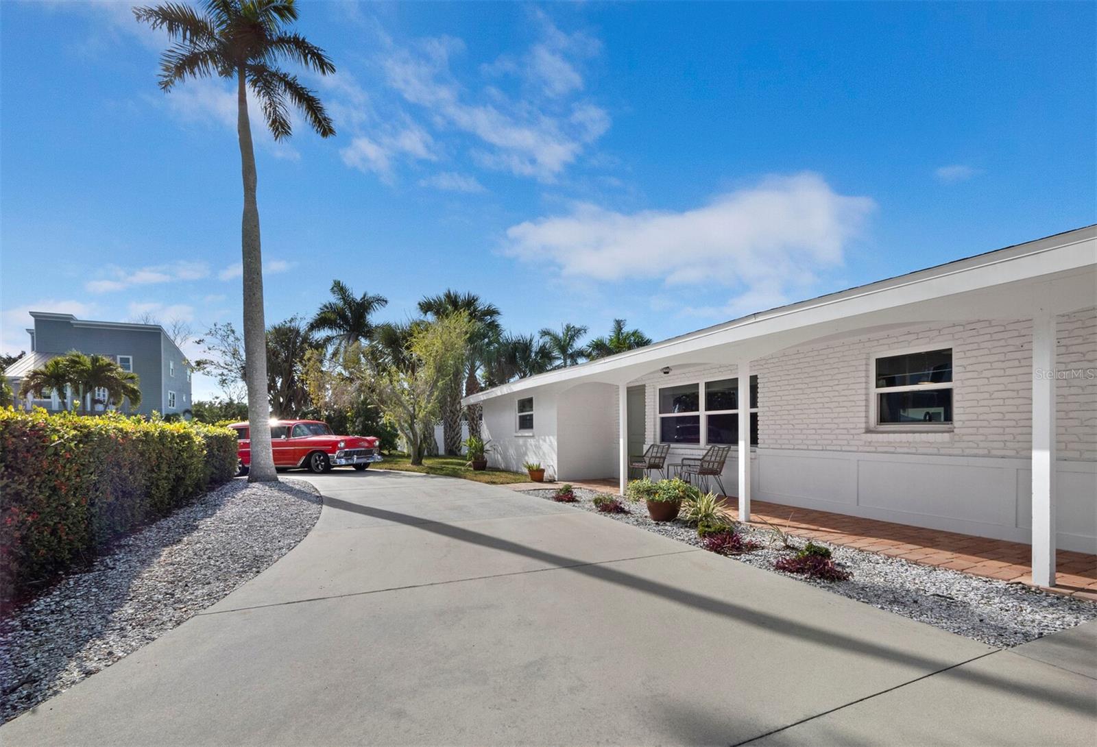 691 Tarawitt Dr — photo