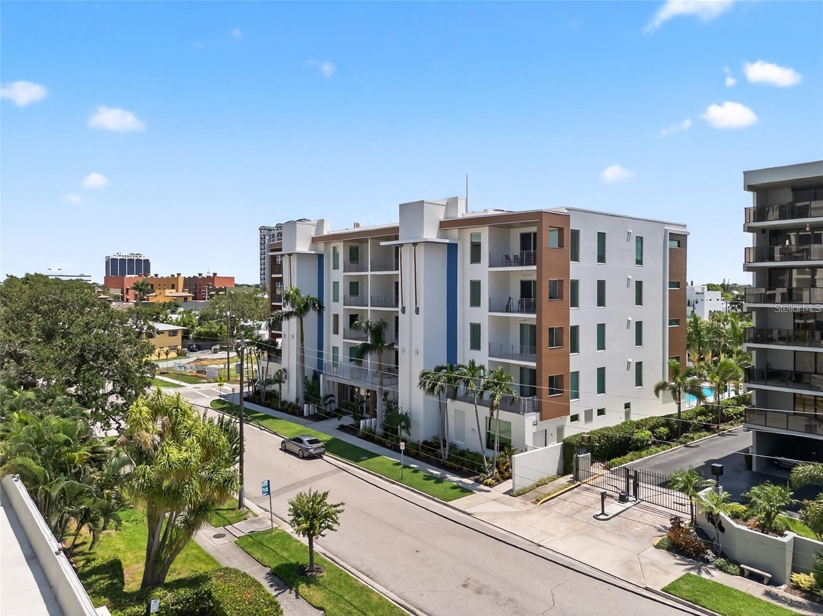 711 S Palm Ave #302 — photo