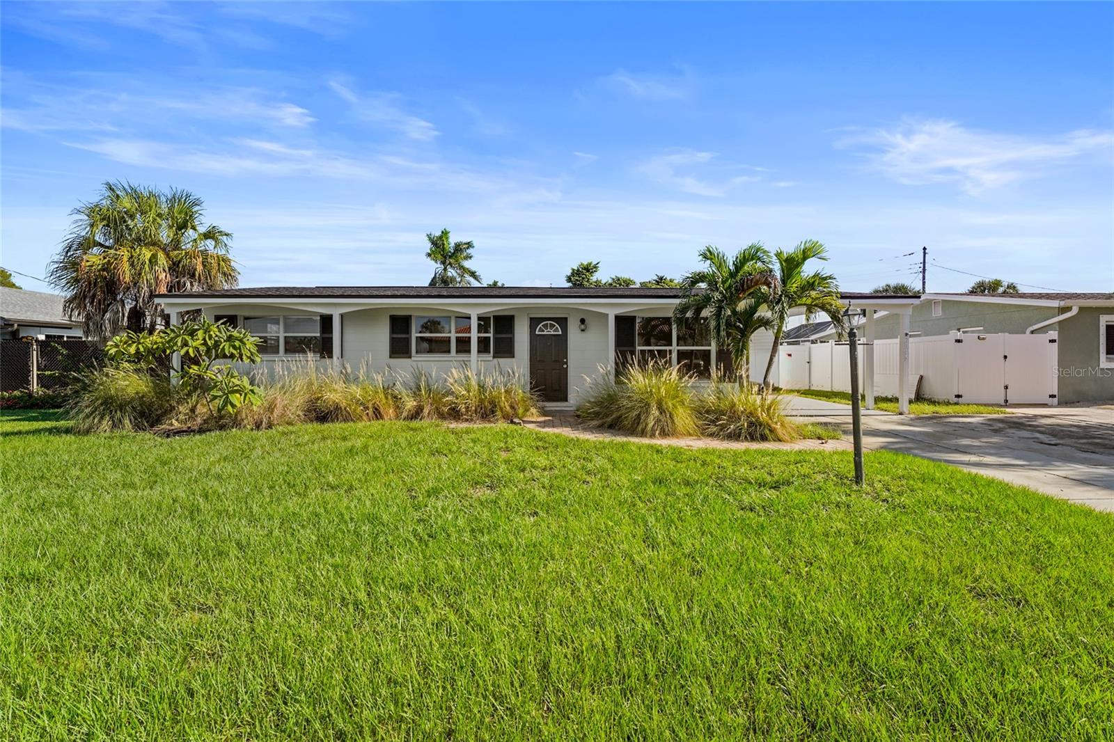 2815 Bay Dr — photo