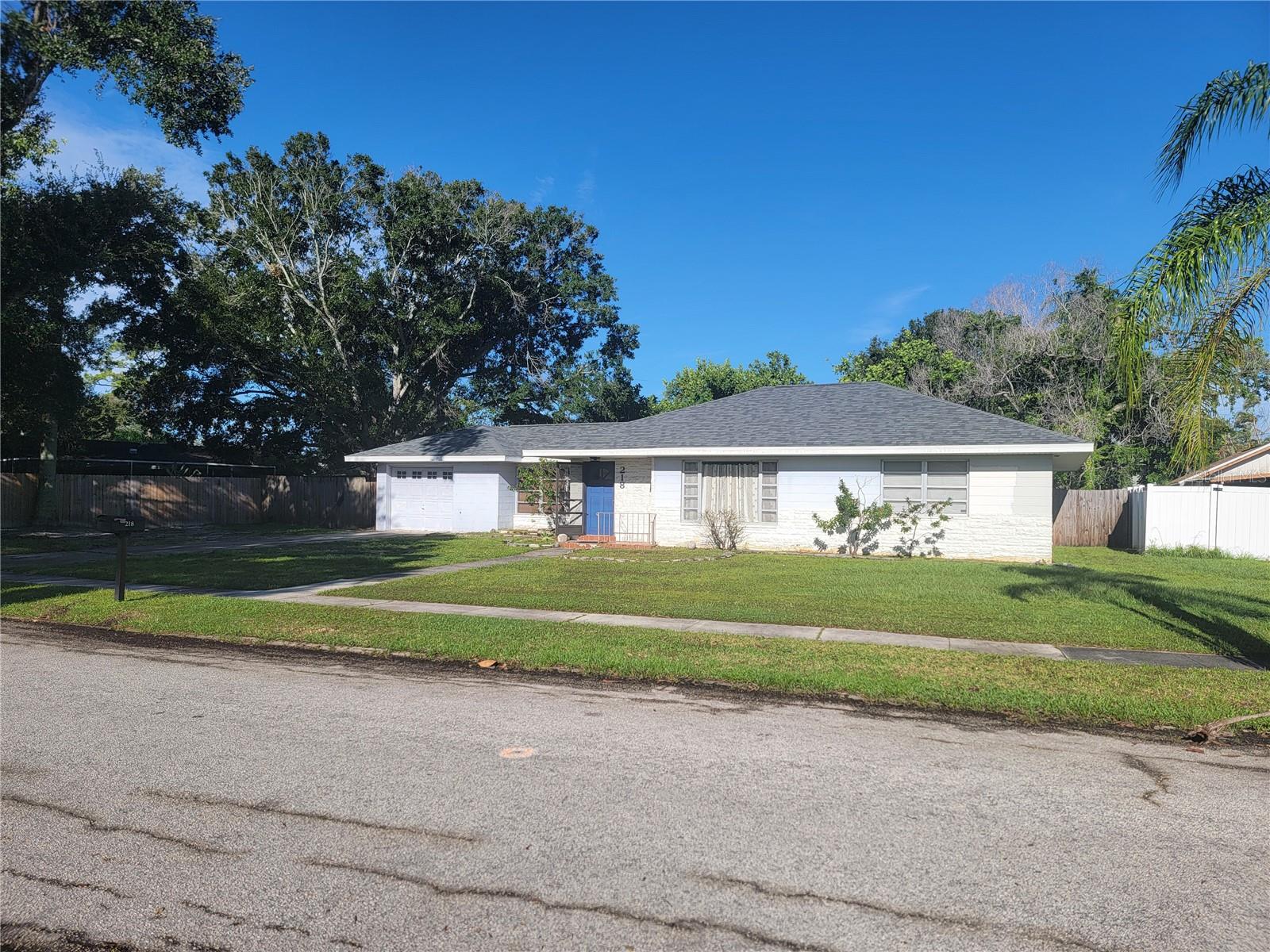 218 Crescent Ct E — photo
