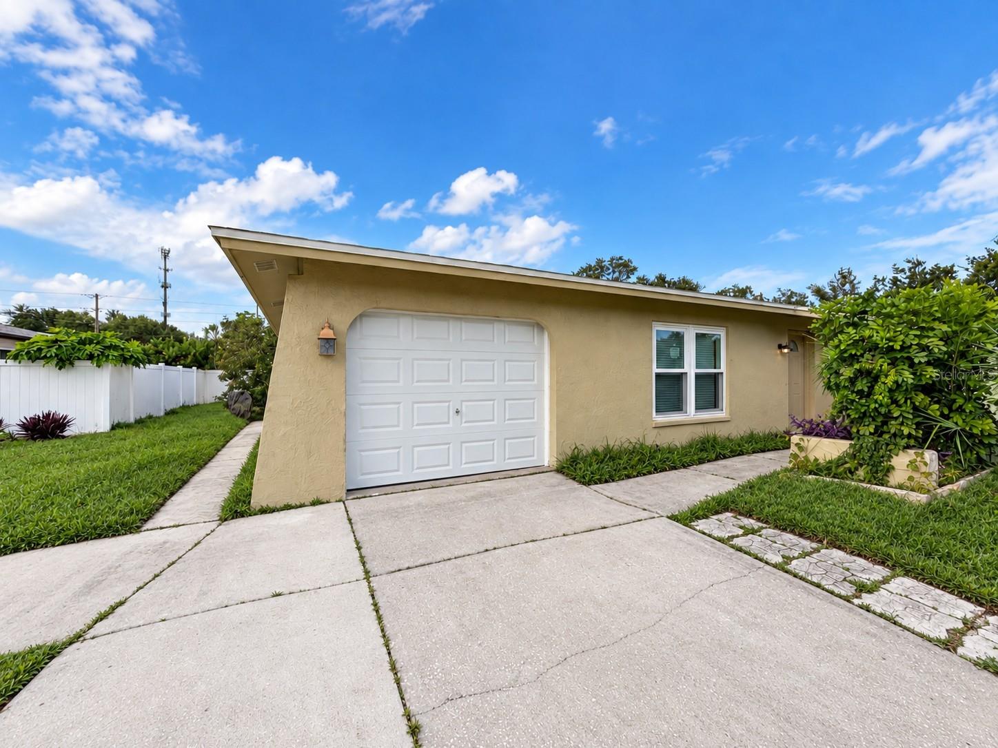 902 W Shannon Ct — photo