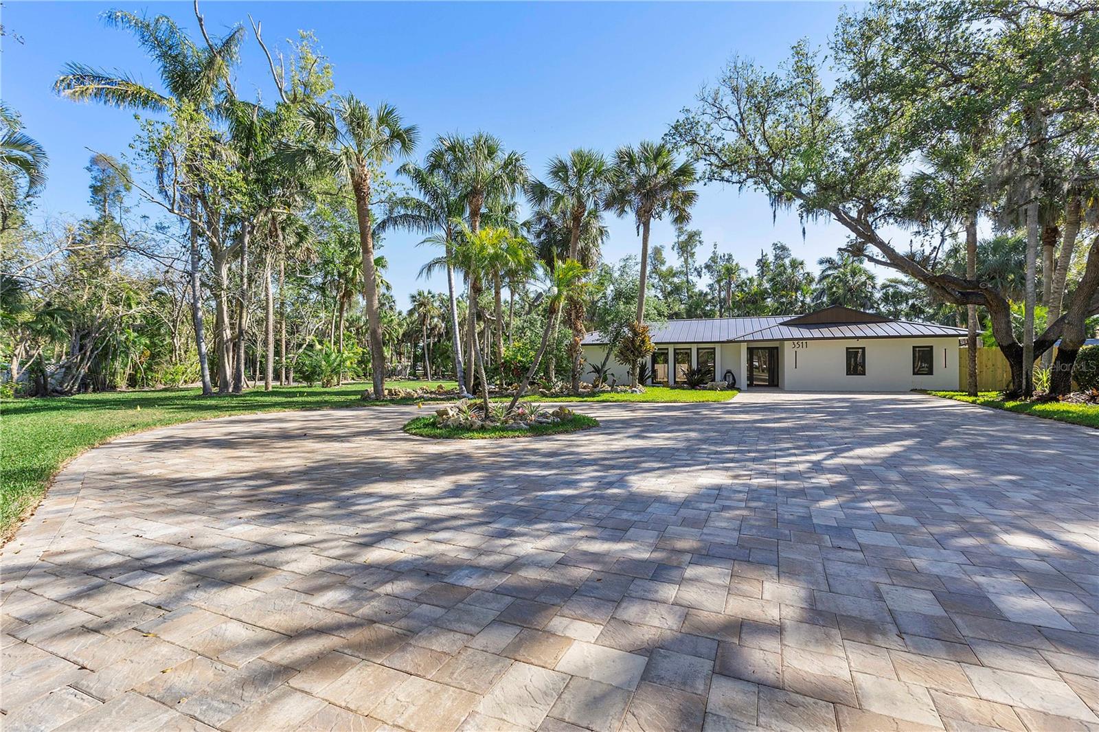 3511 Heritage Ln — photo