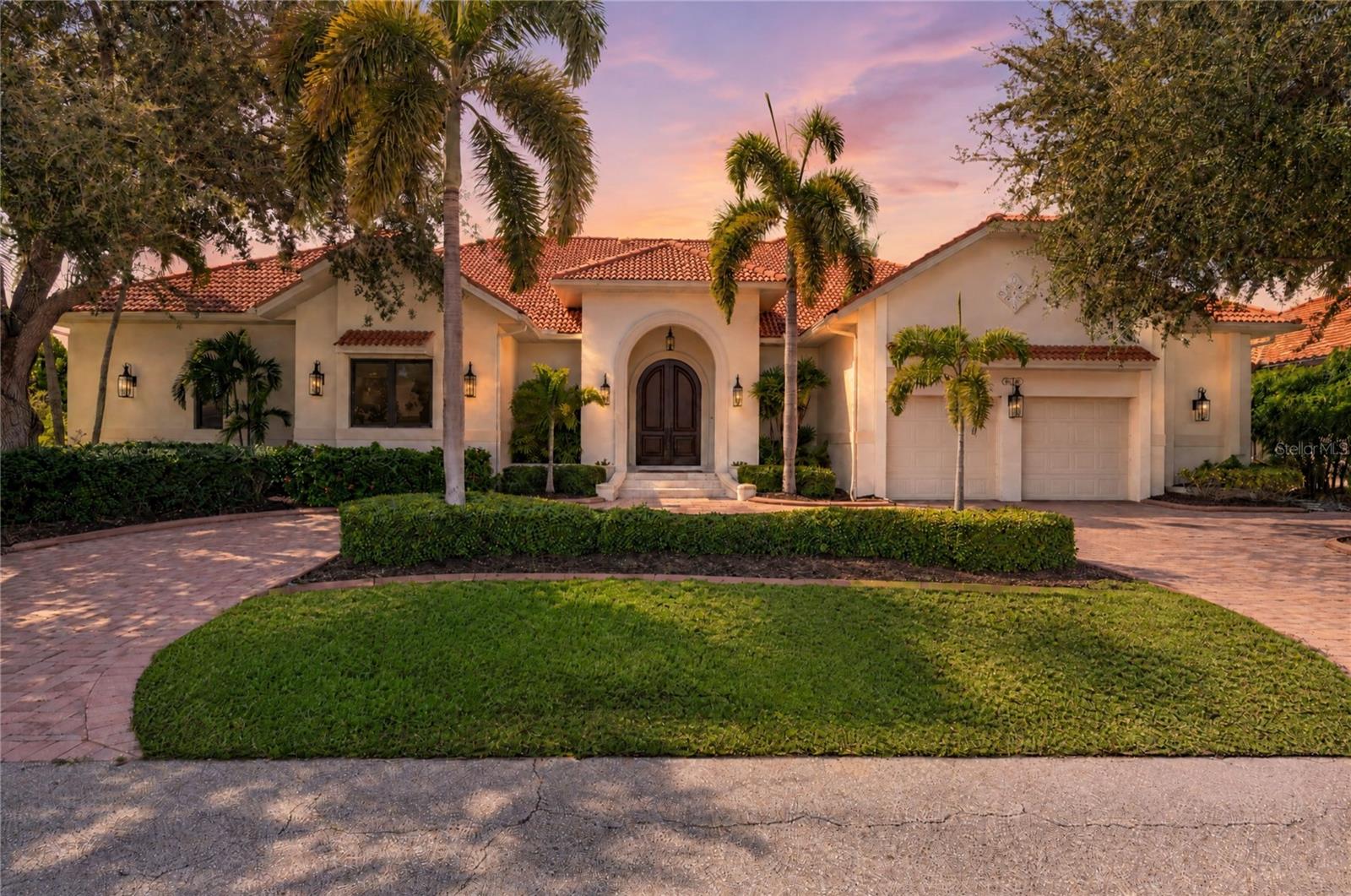 1117 San Mateo Dr — photo