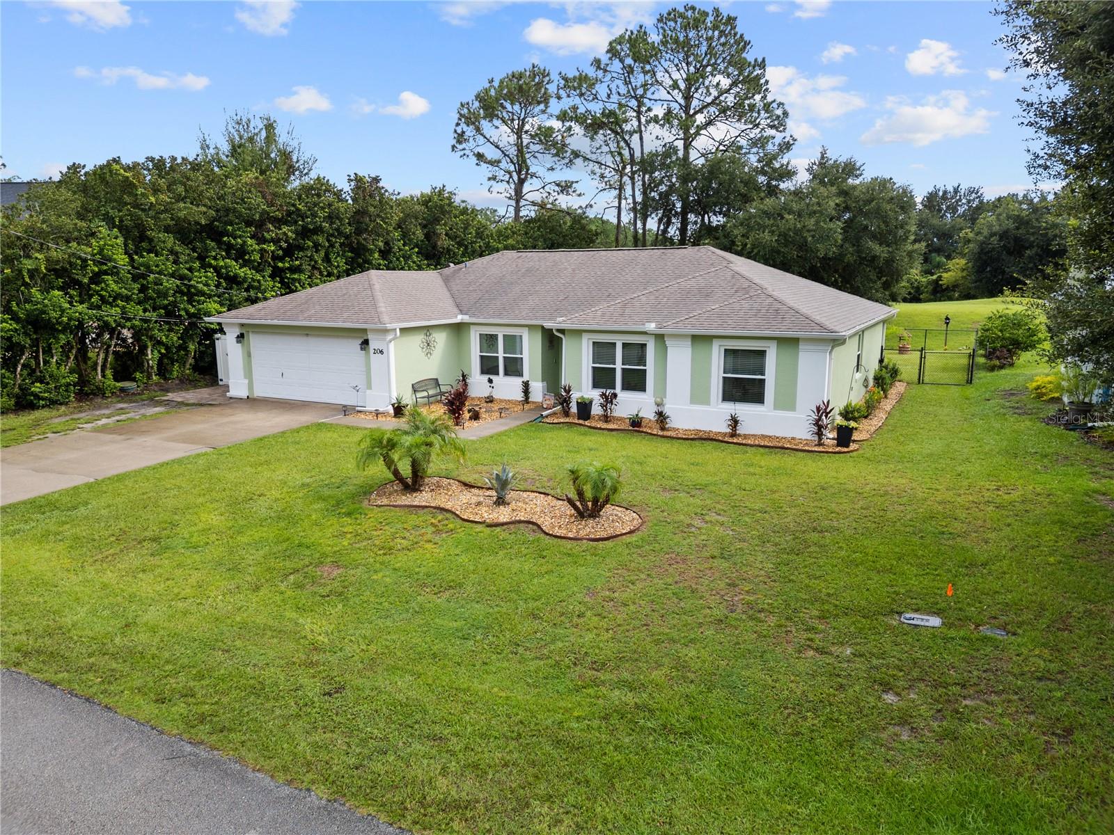 206 London Dr — photo