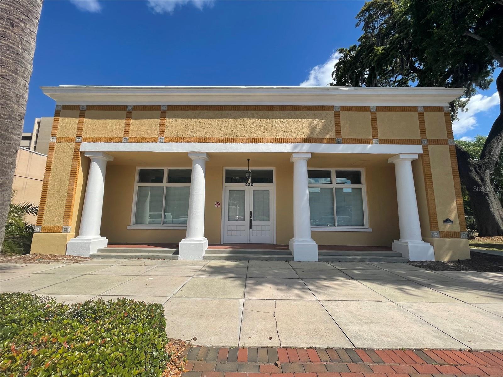 220 W Main St — photo
