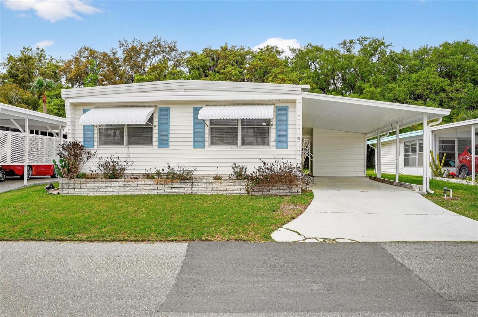 7 Cocos Plumosa Dr #a — photo