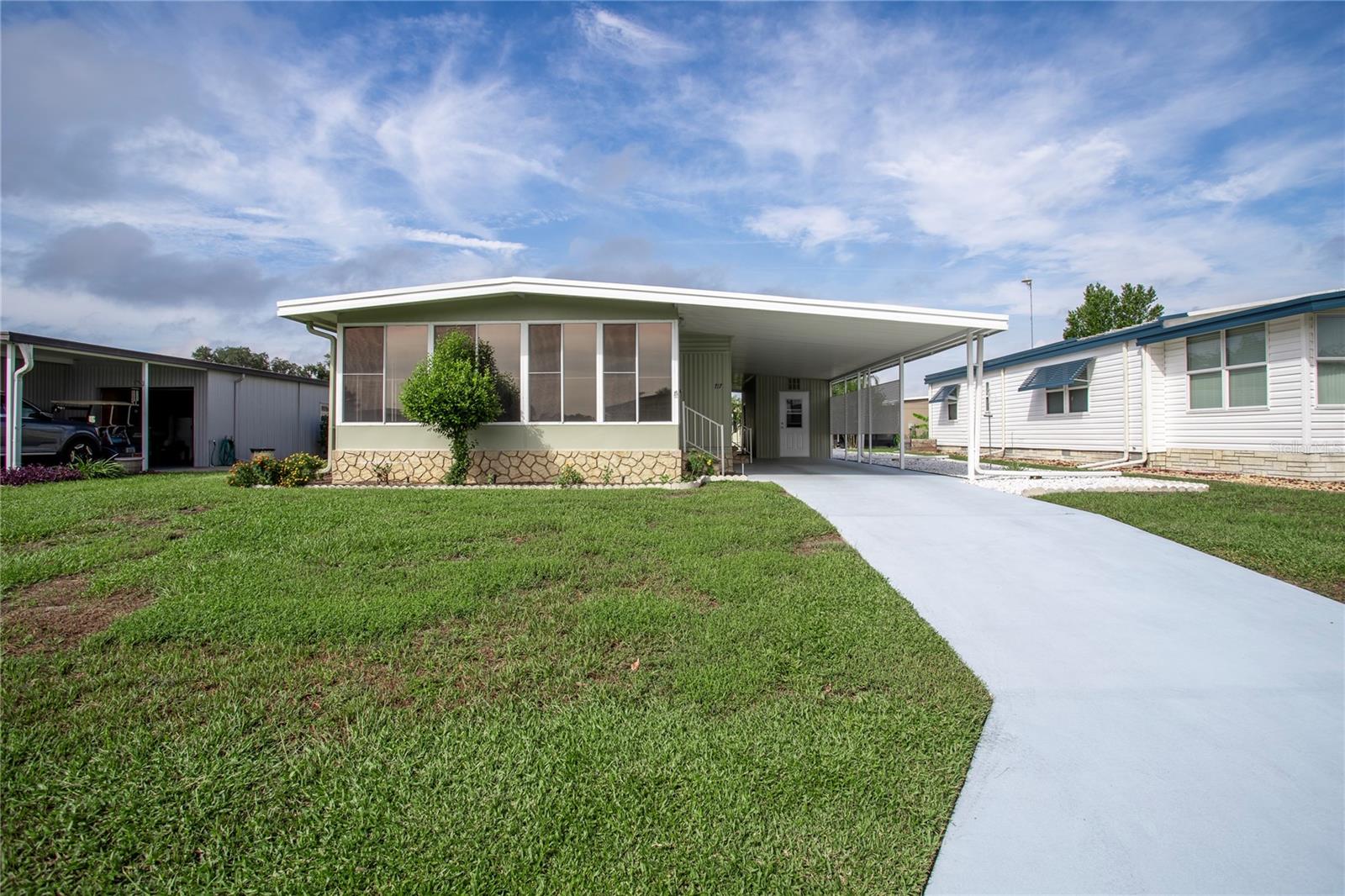 717 Surrey Pl — photo
