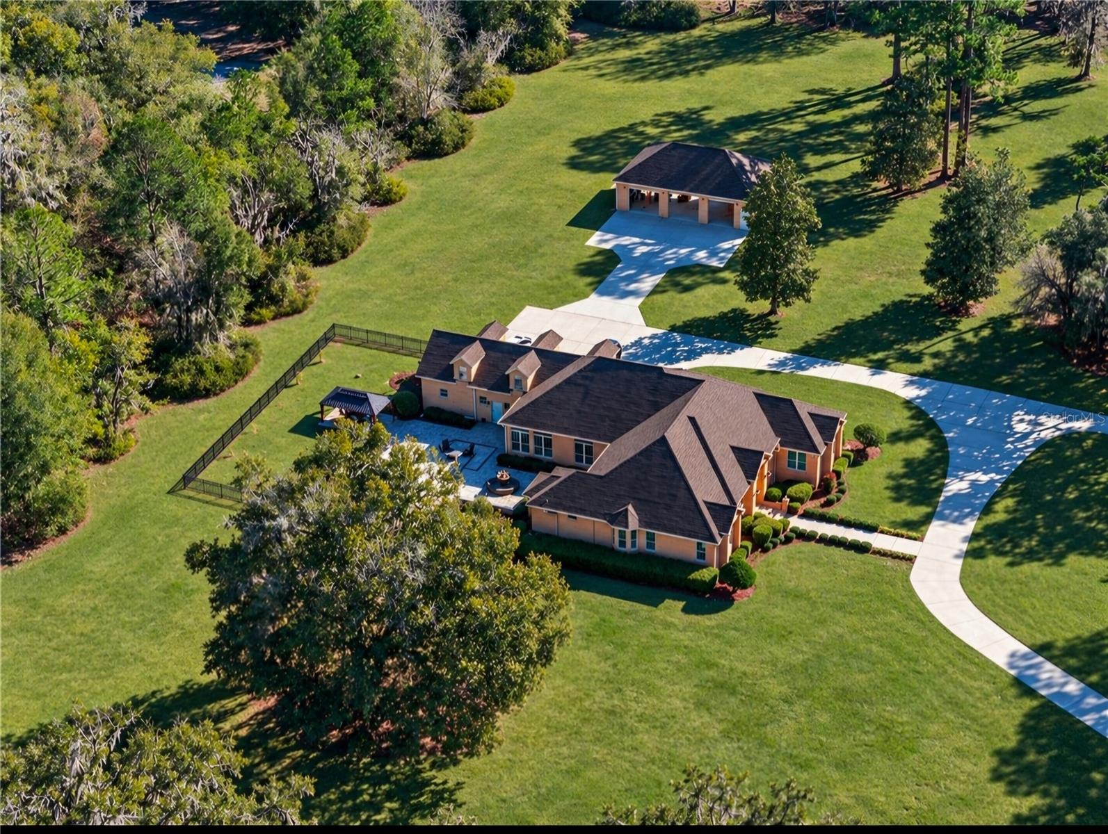 573 SE Nature Dr — photo