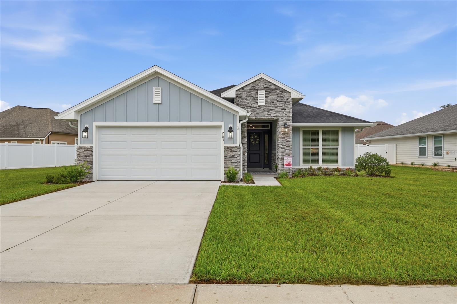 203 SW Silver Palm Dr — photo