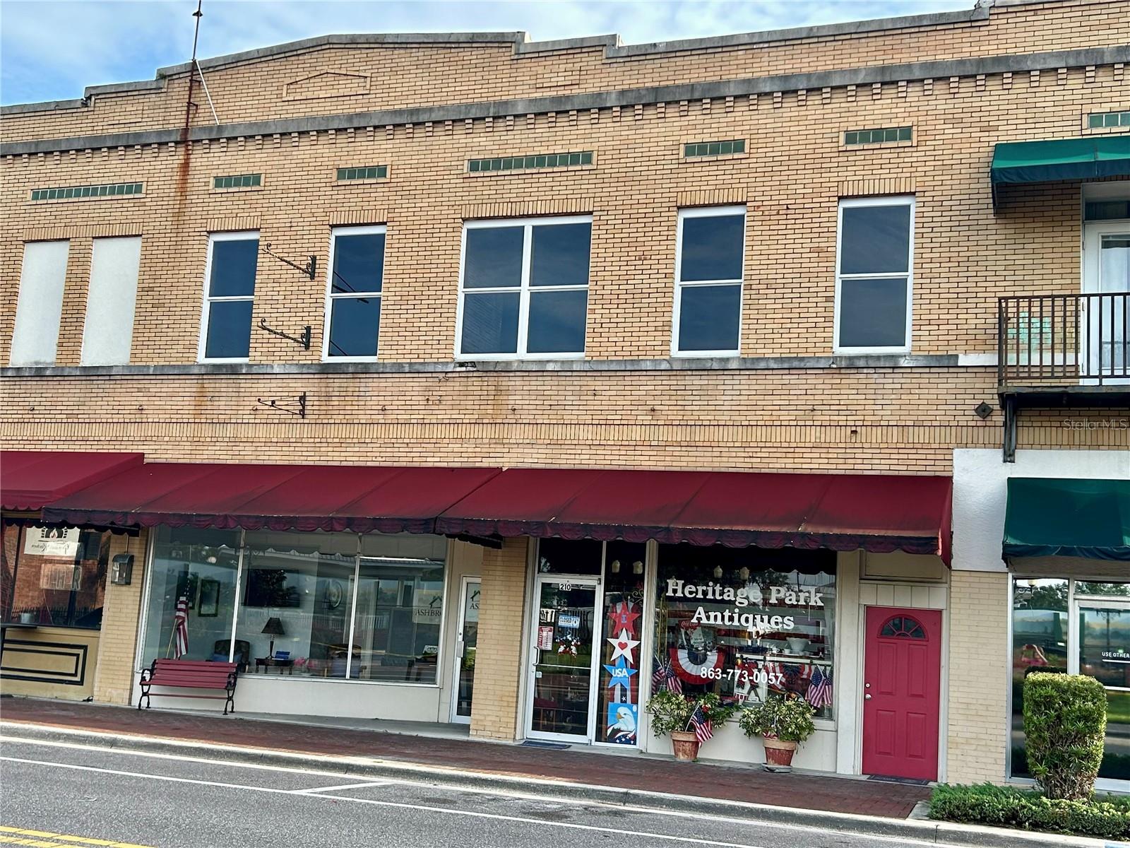 208 W Main St — photo