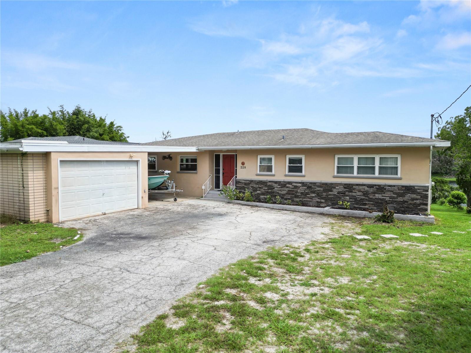 228 W Lake Ina Dr — photo