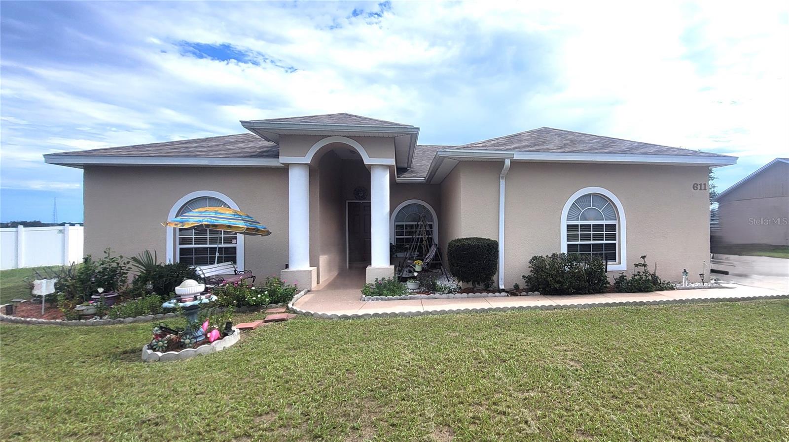 611 Valencia Ct — photo