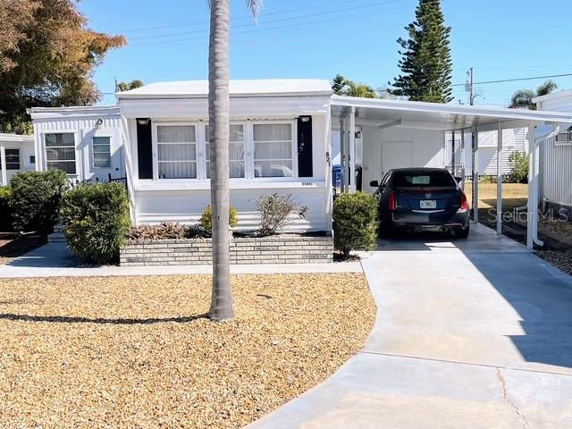 821 Turf — photo