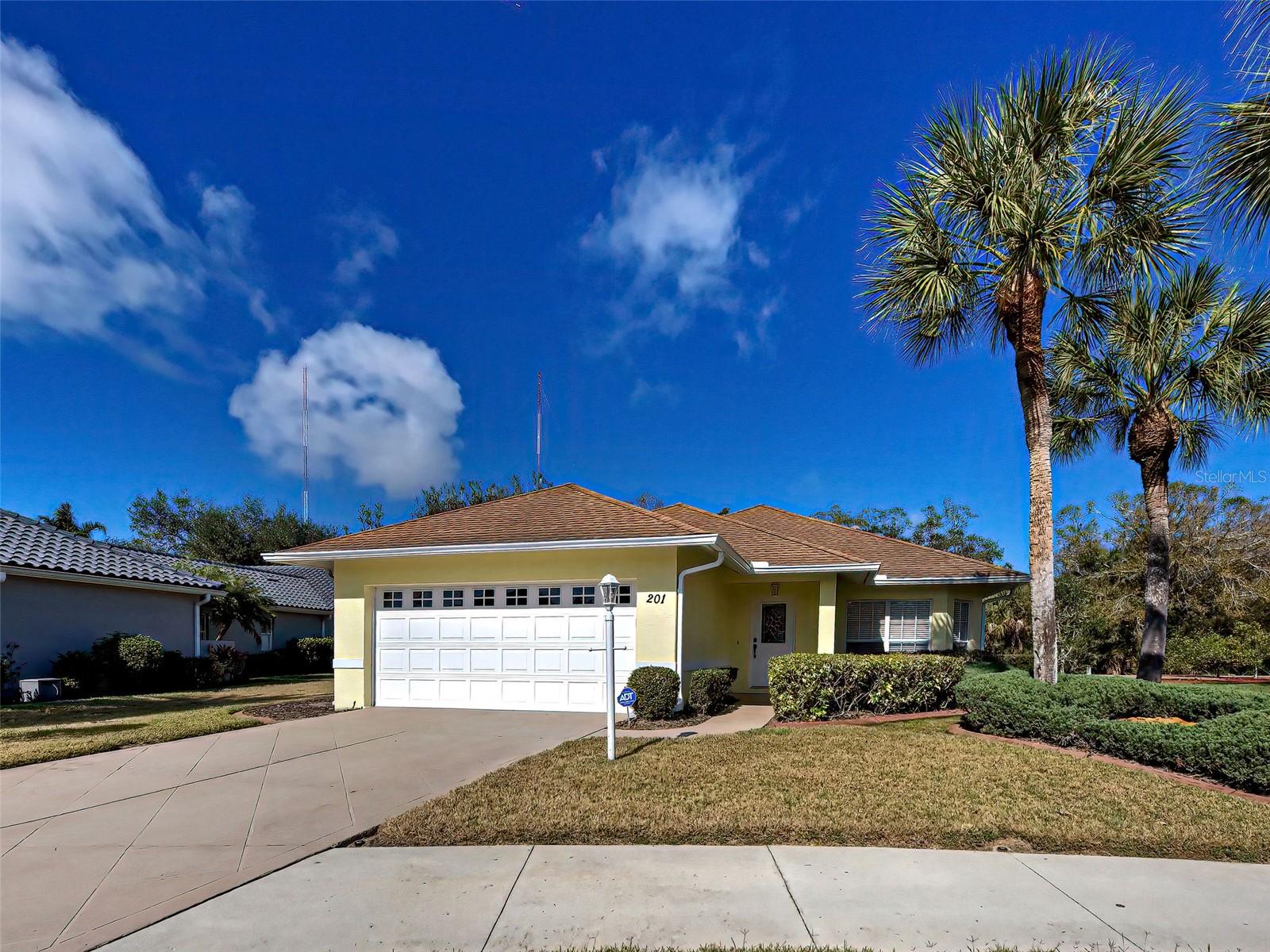 201 King Palm Ct — photo
