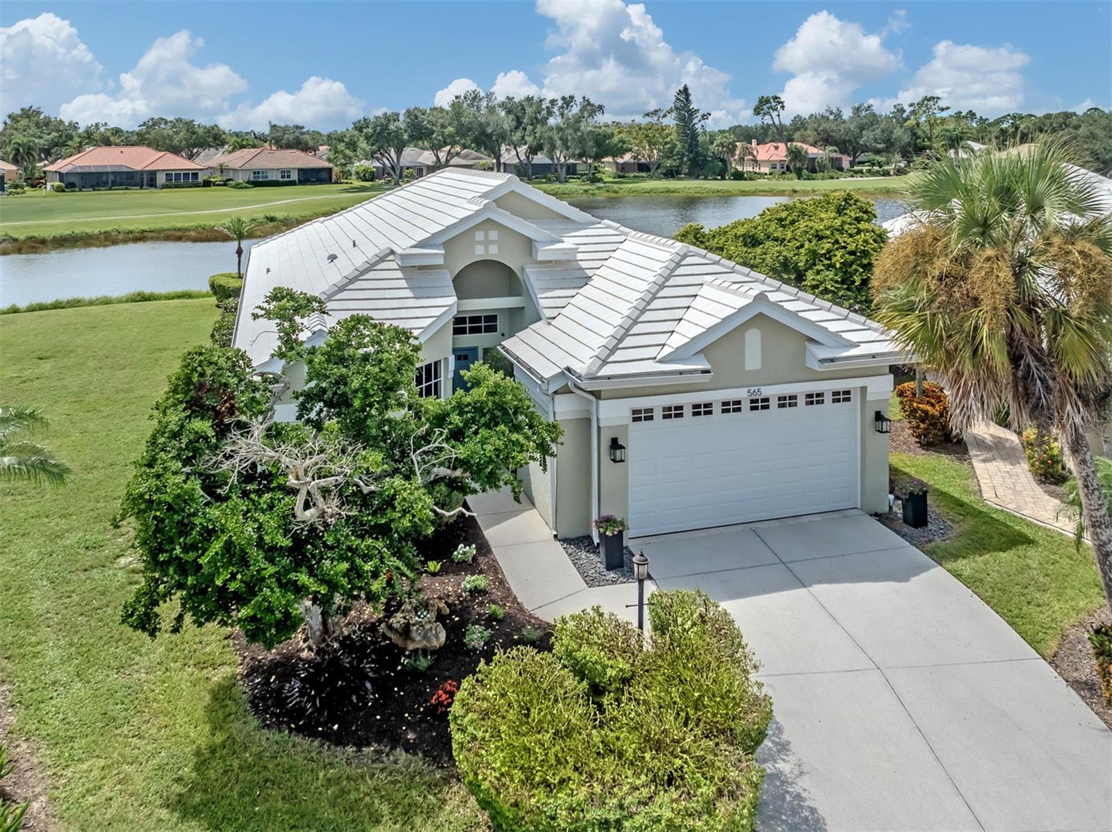 565 Fallbrook Dr — photo