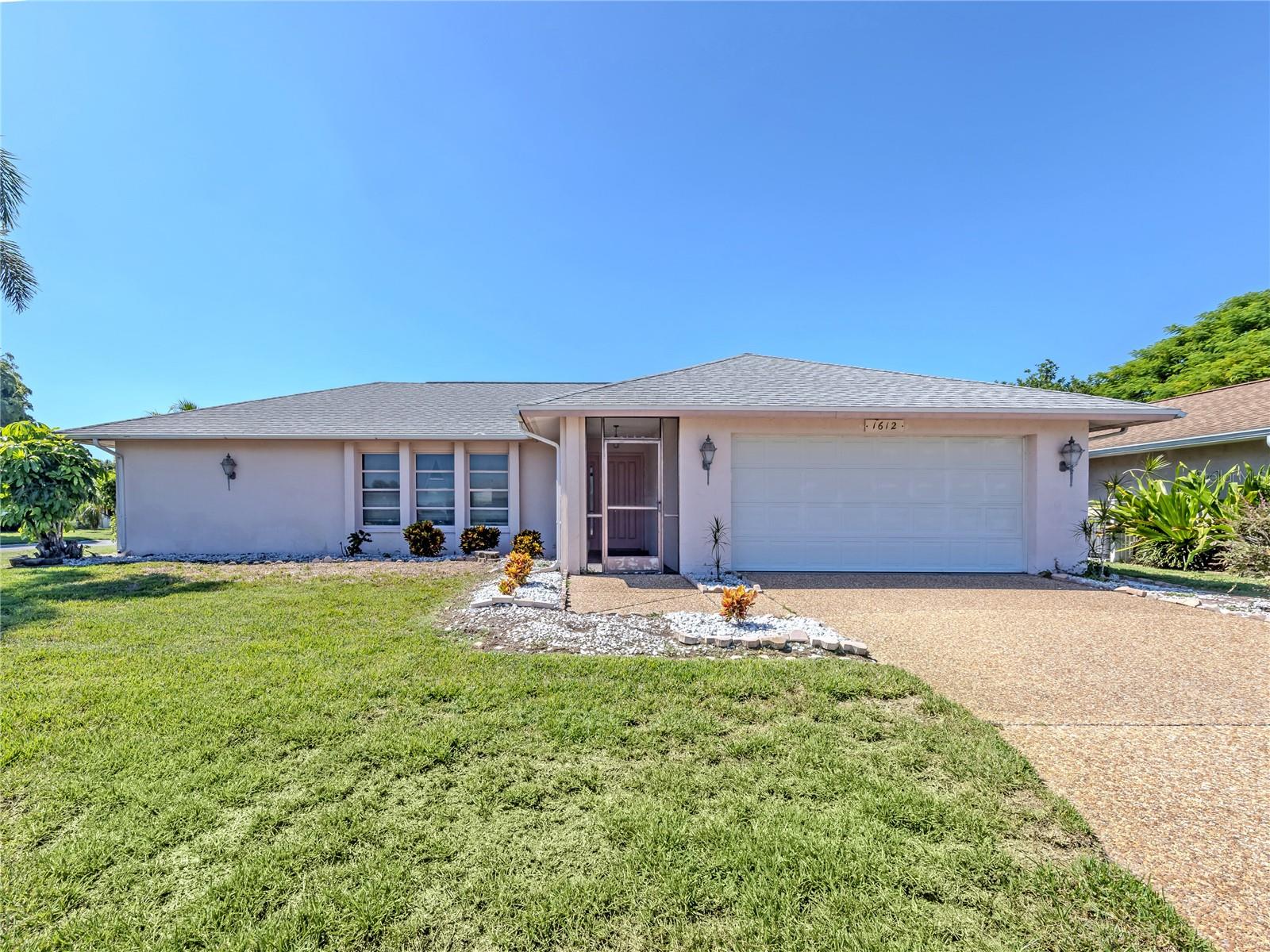 1612 Vikki Ct — photo