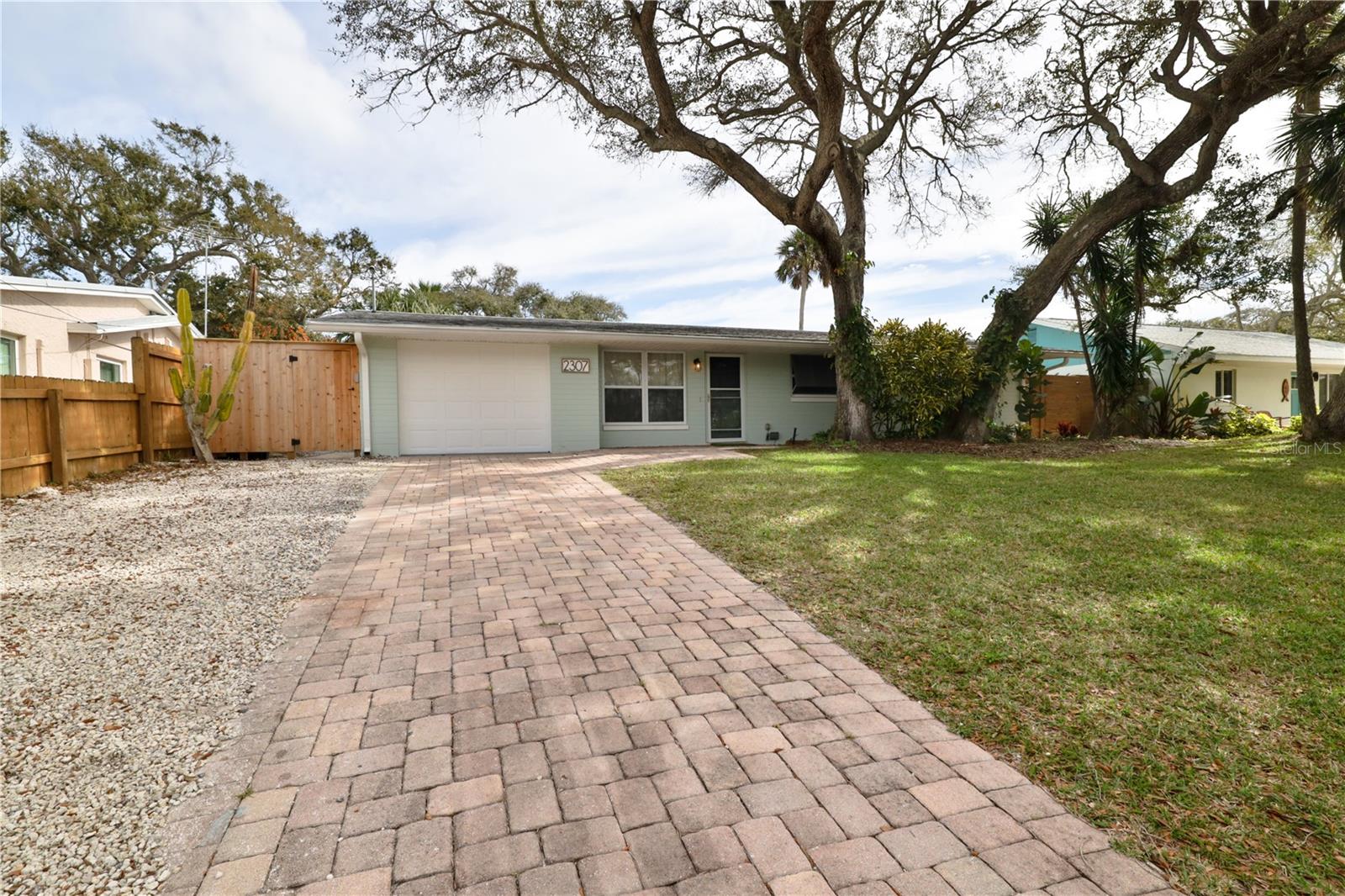 2307 Saxon Dr — photo