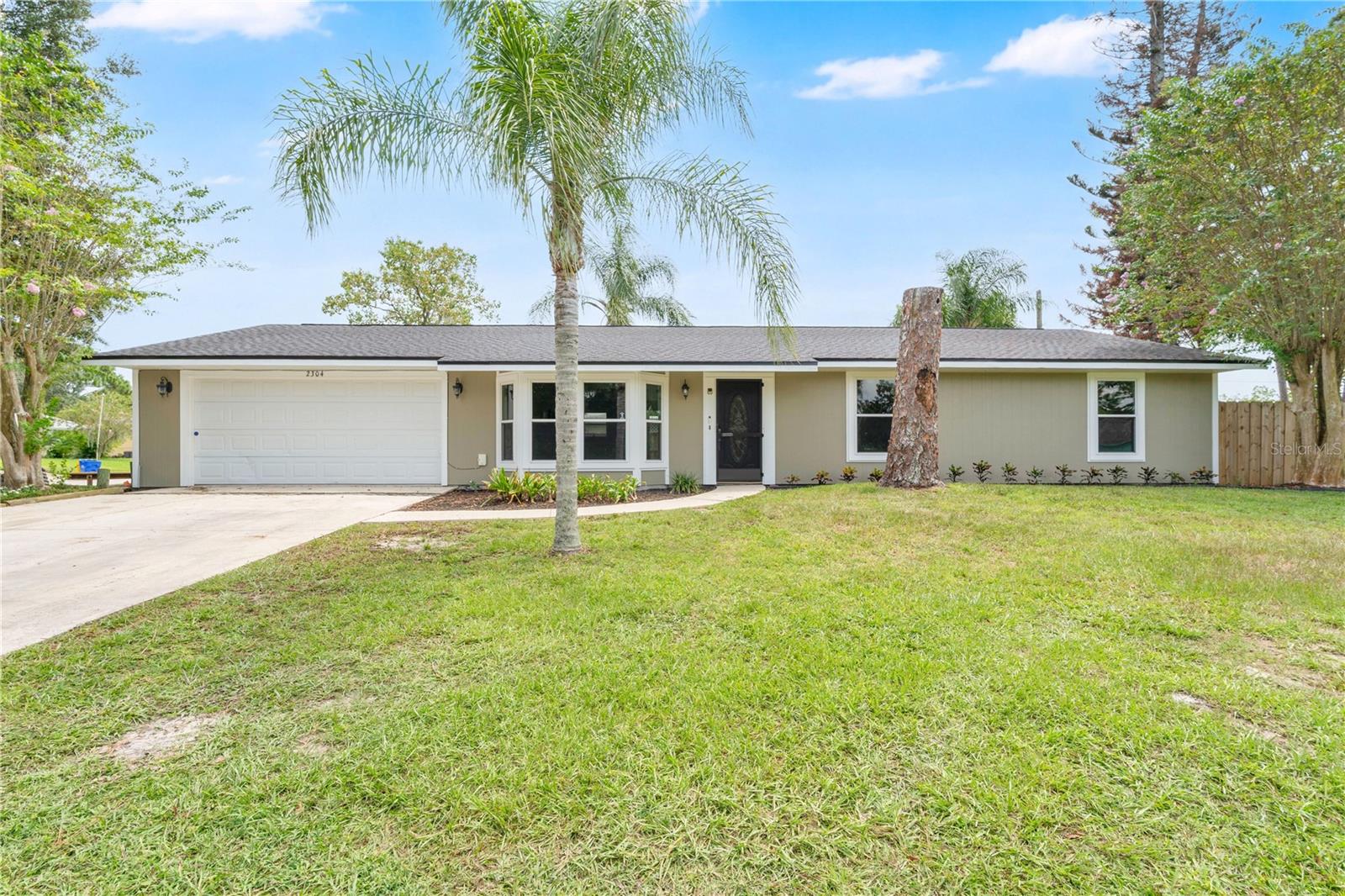 2304 Travelers Palm Dr — photo