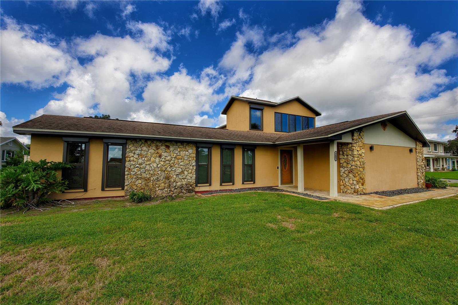 1602 S Riverside Dr — photo