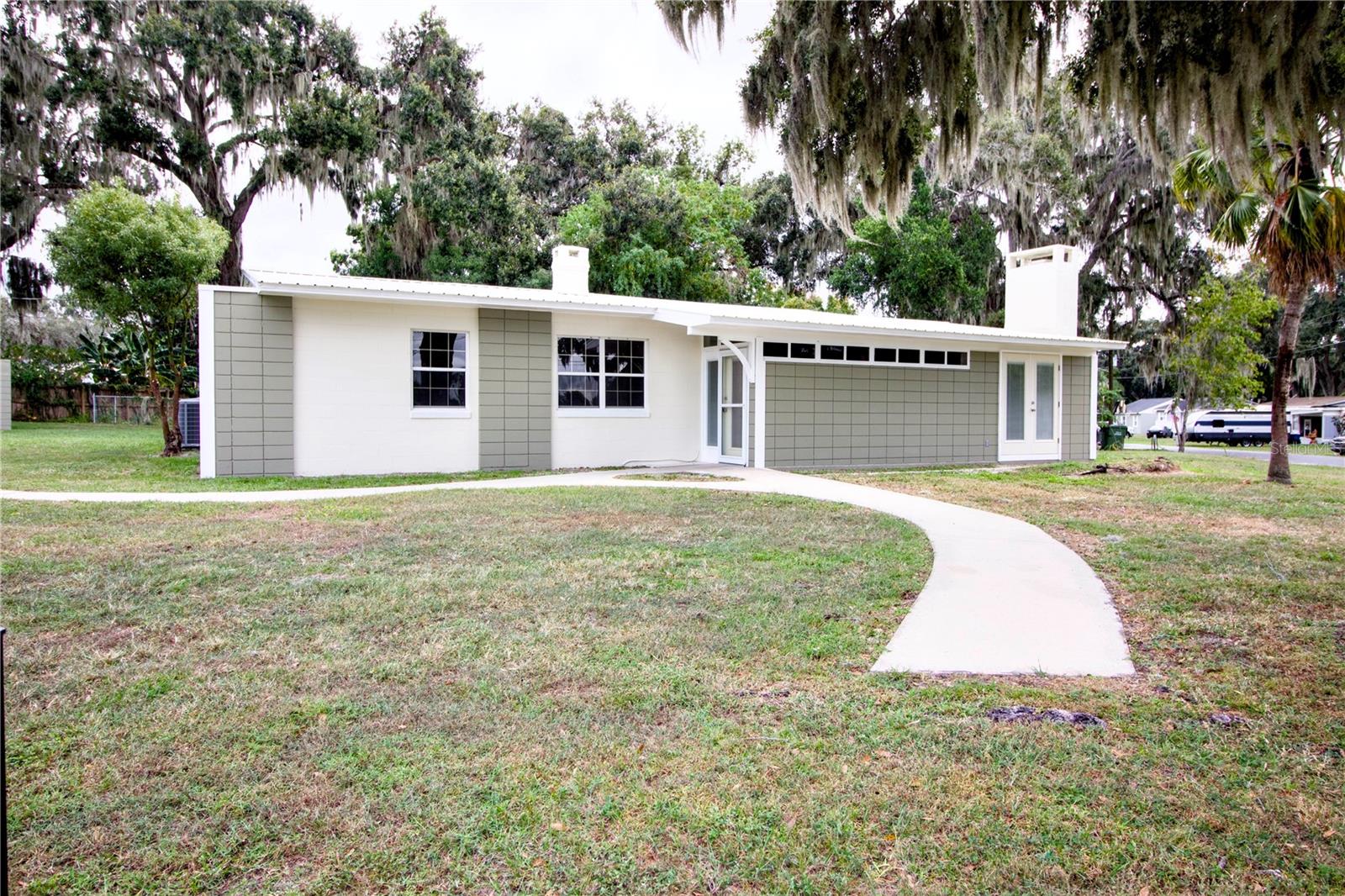 1114 Oak Dr — photo