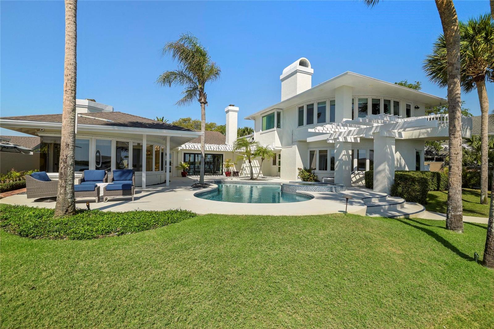 1215 Commodore Dr — photo