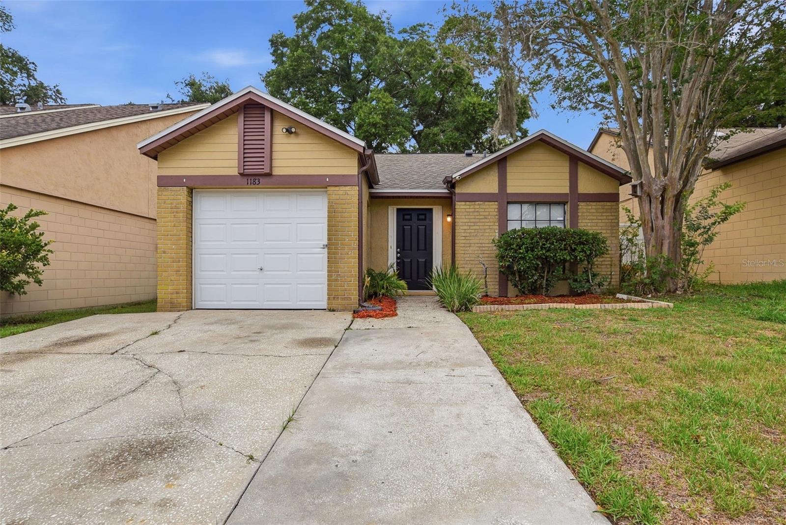 1183 Pin Oak Dr — photo